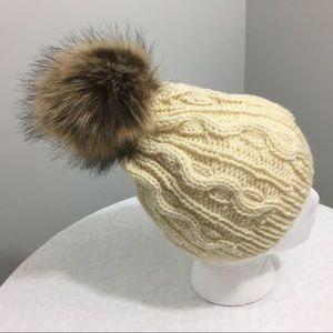 Cable knit hat w/ faux fur pompon brown